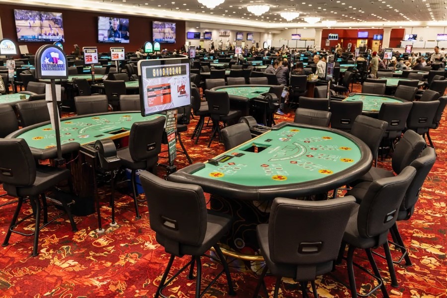 An atmospheric view from the Maplecraftline casino hall
